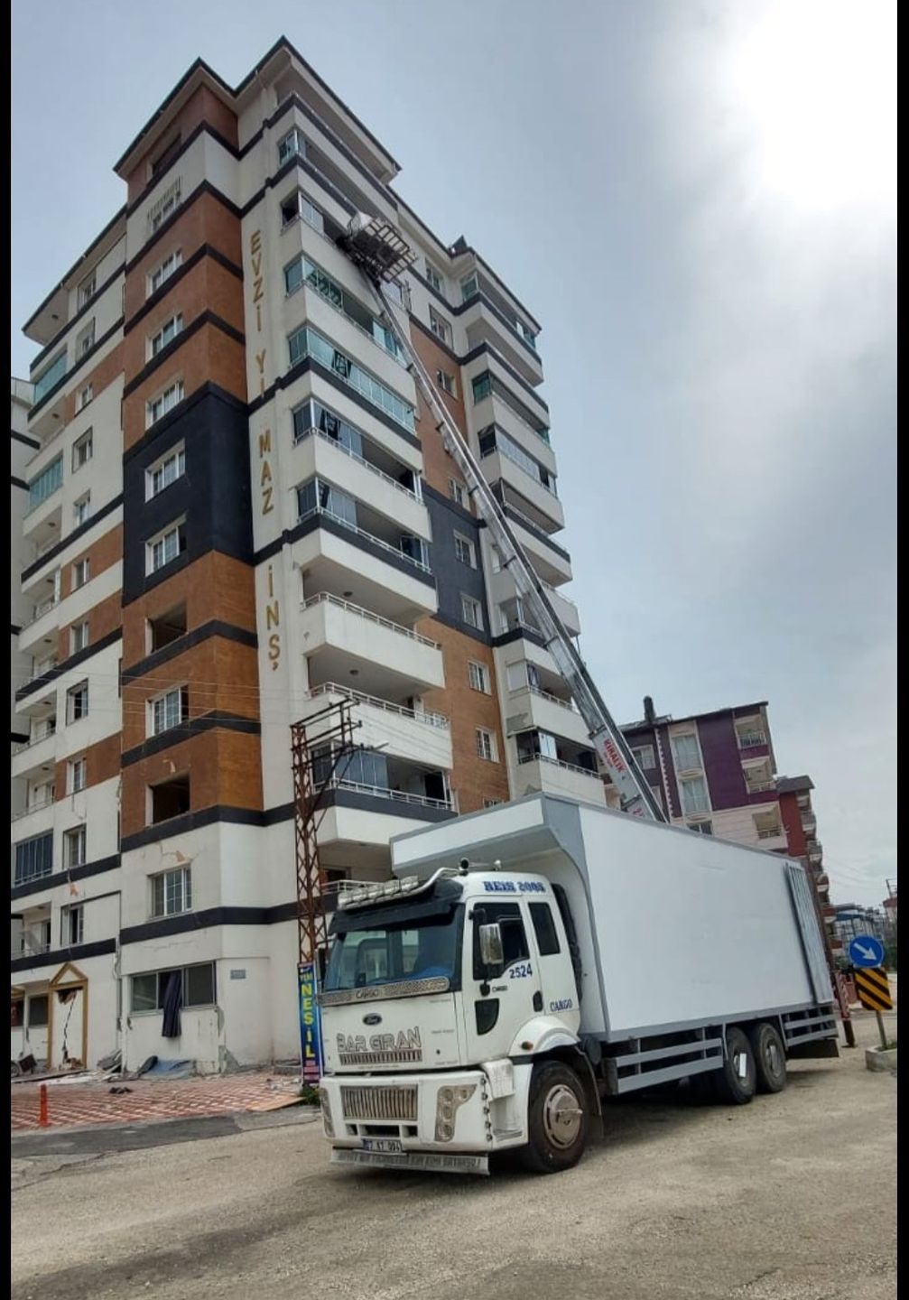 Gaziantep’te asansörlü taşıma aracı ile yüksek kata mobilya çıkarılması