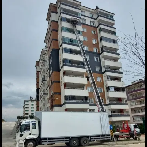 Cephesi açık binada asansör kurulumu ve park düzeni