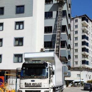 Beyaz blokta asansörlü taşıma düzeni
