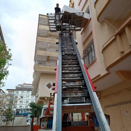 Dış cephe asansörünün balkon hizasına kurulumu