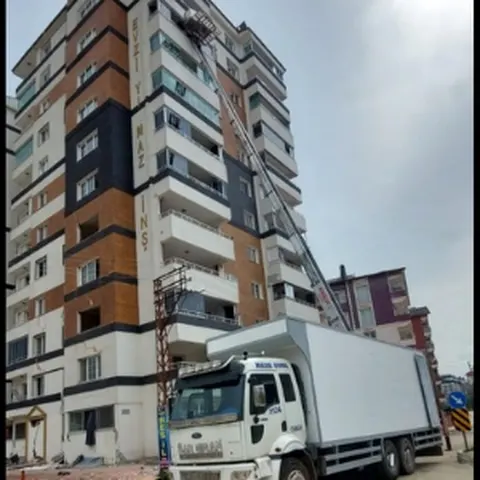 Yüksek katlı bloğun cephesine kurulmuş dış cephe asansörü