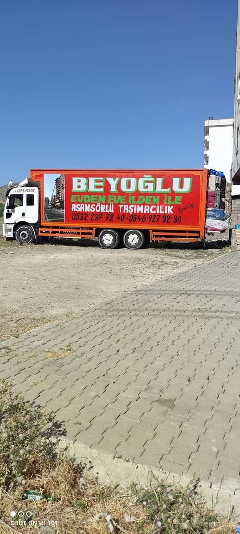 Beyoğlu Nakliyat yazılı kapalı kasa kamyon
