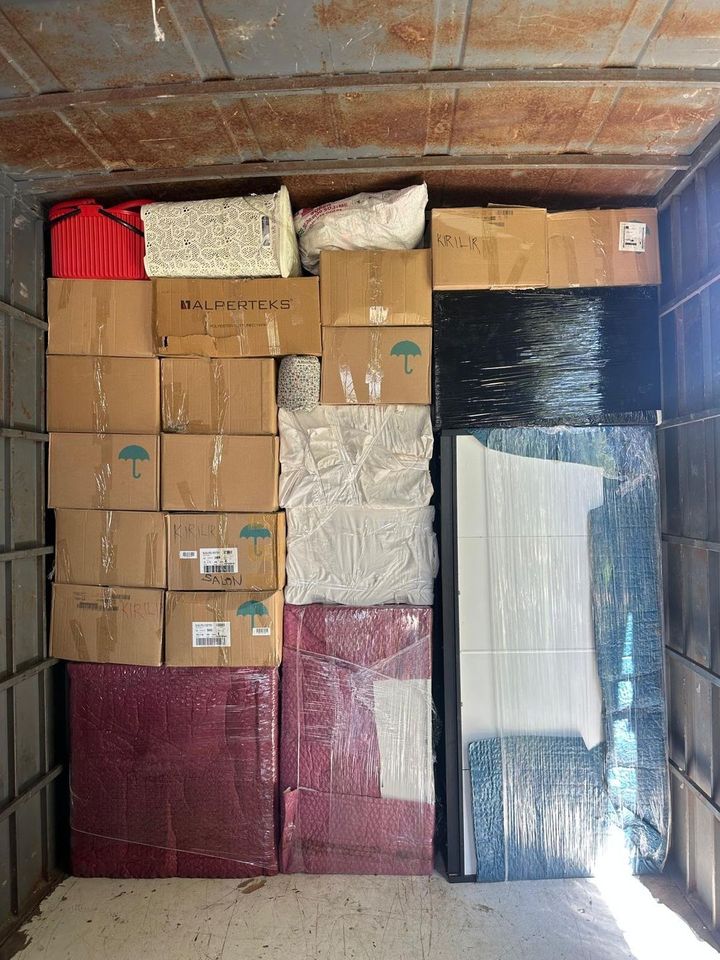 Kapalı kasa nakliyat kamyonuna özenle yerleştirilmiş eşyalar