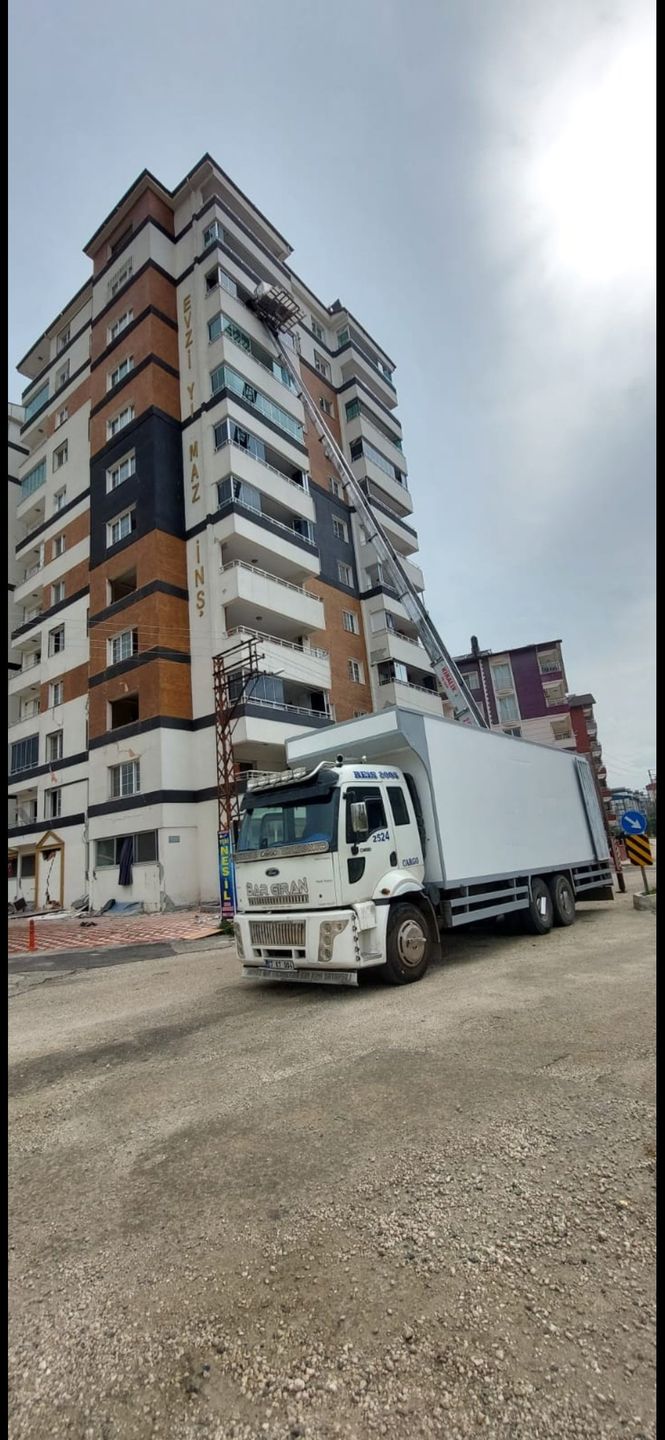 Gaziantep'te taşınma günü kapalı kasa nakliyat aracı