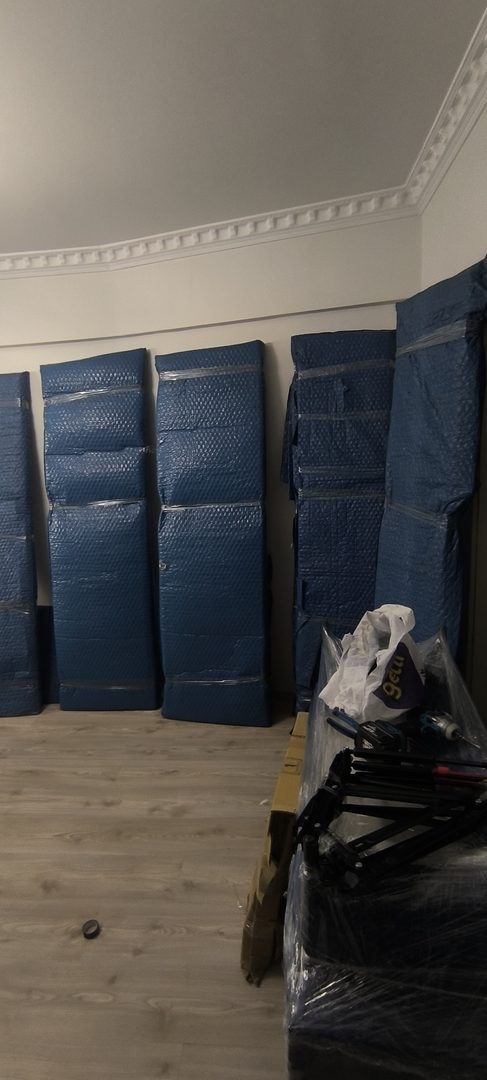 Mavi koruma panolarıyla sarılmış eşyalar