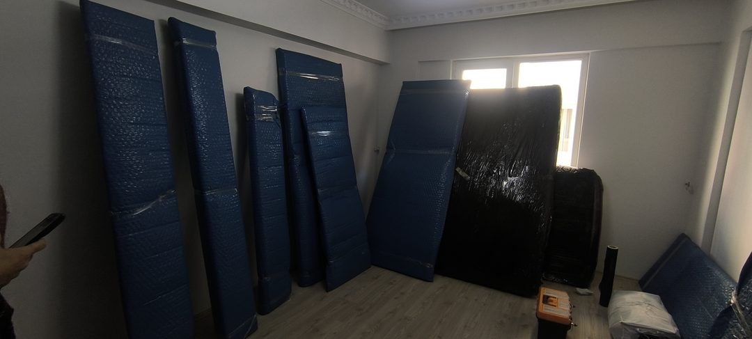 Duvar dibine dizilmiş koruma panoları