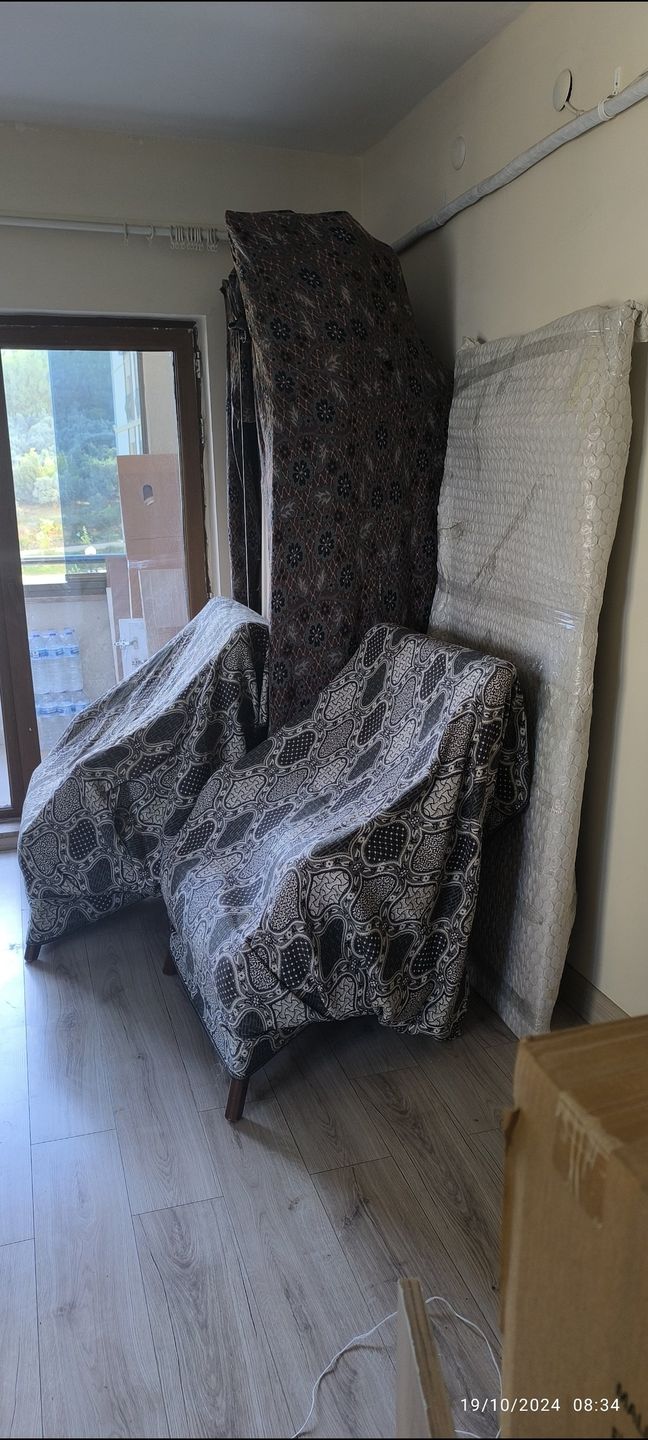 Güvenevler'de balkon cephesinden asansörlü taşıma hazırlığı