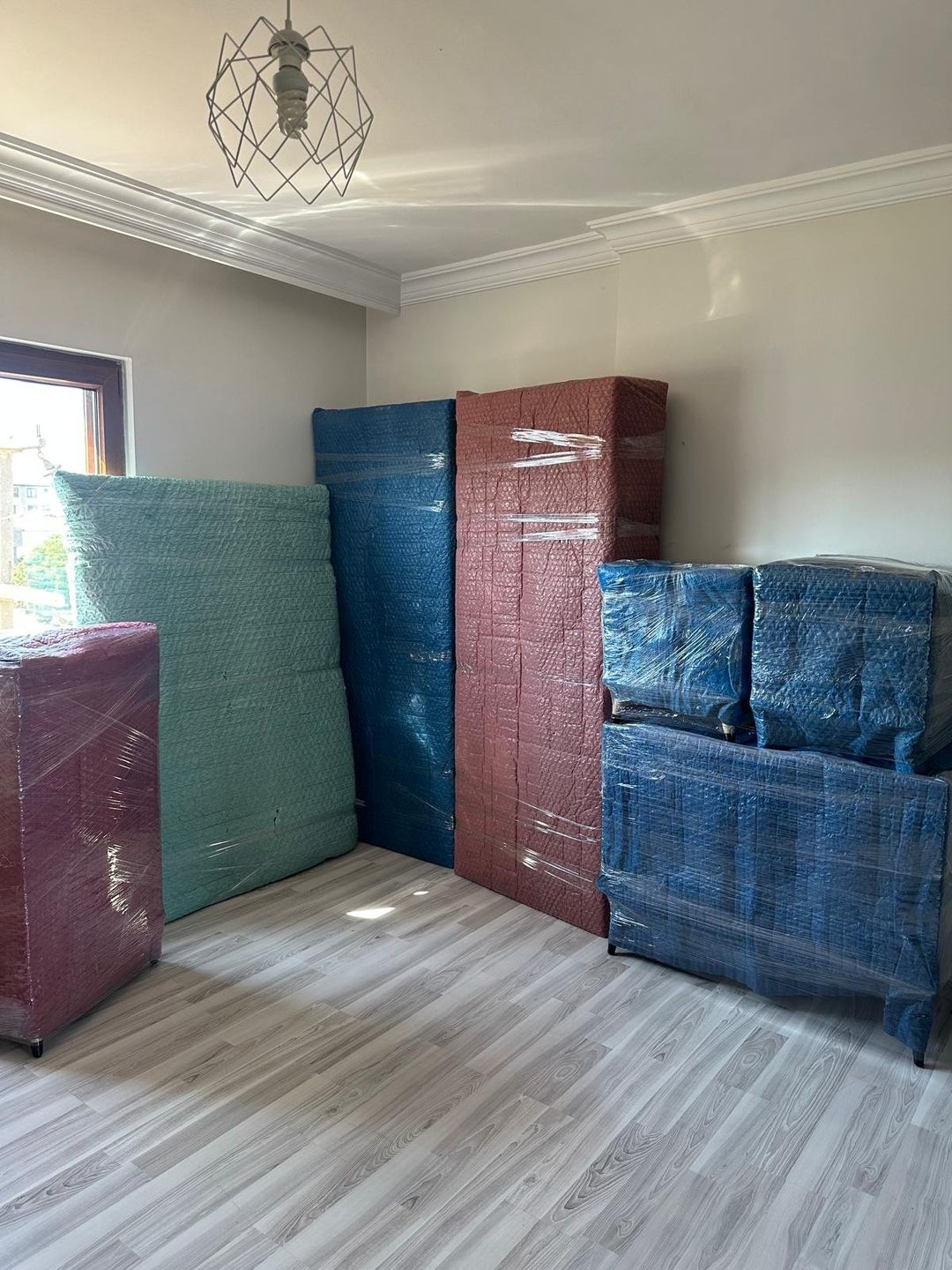 Yatak odasındaki mobilyaların paketlenerek taşınmaya hazır hâle getirilmesi