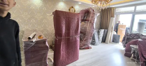 Oturma odasında mobilyaların battaniye ve streç ile paketlenmiş hali