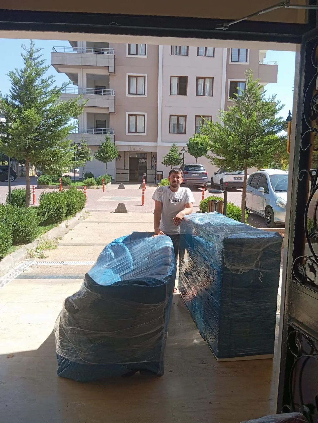 Kapalı kasa kamyonun yanında paketlenmiş eşyalar