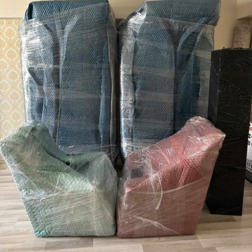 Streç ve battaniyeyle sarılmış koltuk takımı