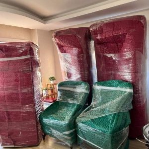 Kırmızı ve yeşil örtülerle paketlenmiş oda