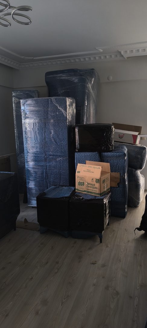 Koliler ve paketlenmiş salon mobilyaları