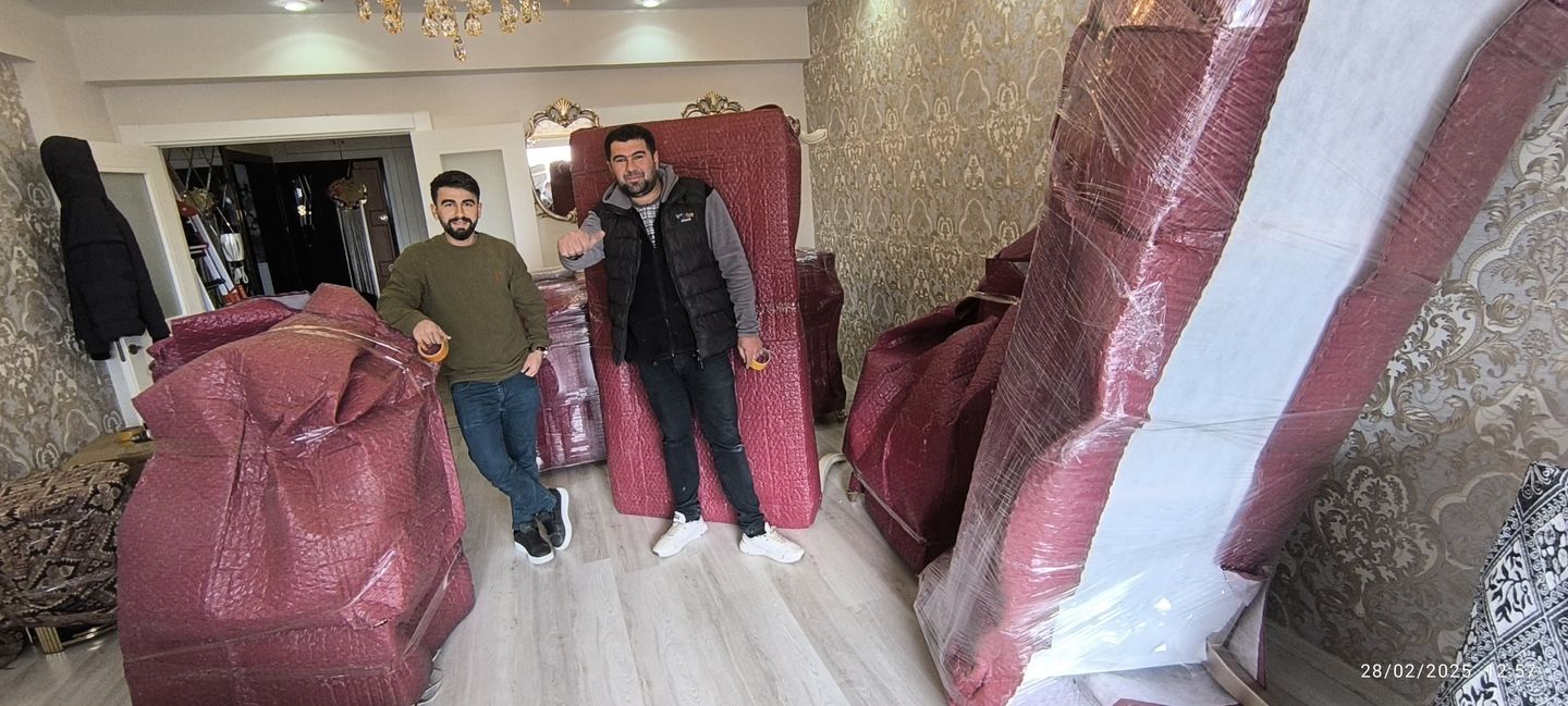 Beyoğlu Nakliyat üniformalı ekibi Gaziantep evden eve nakliyat taşımasında mobilyayı koruyucu ambalajla sarıyor